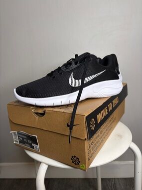 Women’s Size 7.5 Nike Flex Experience Run 11 NN NEW